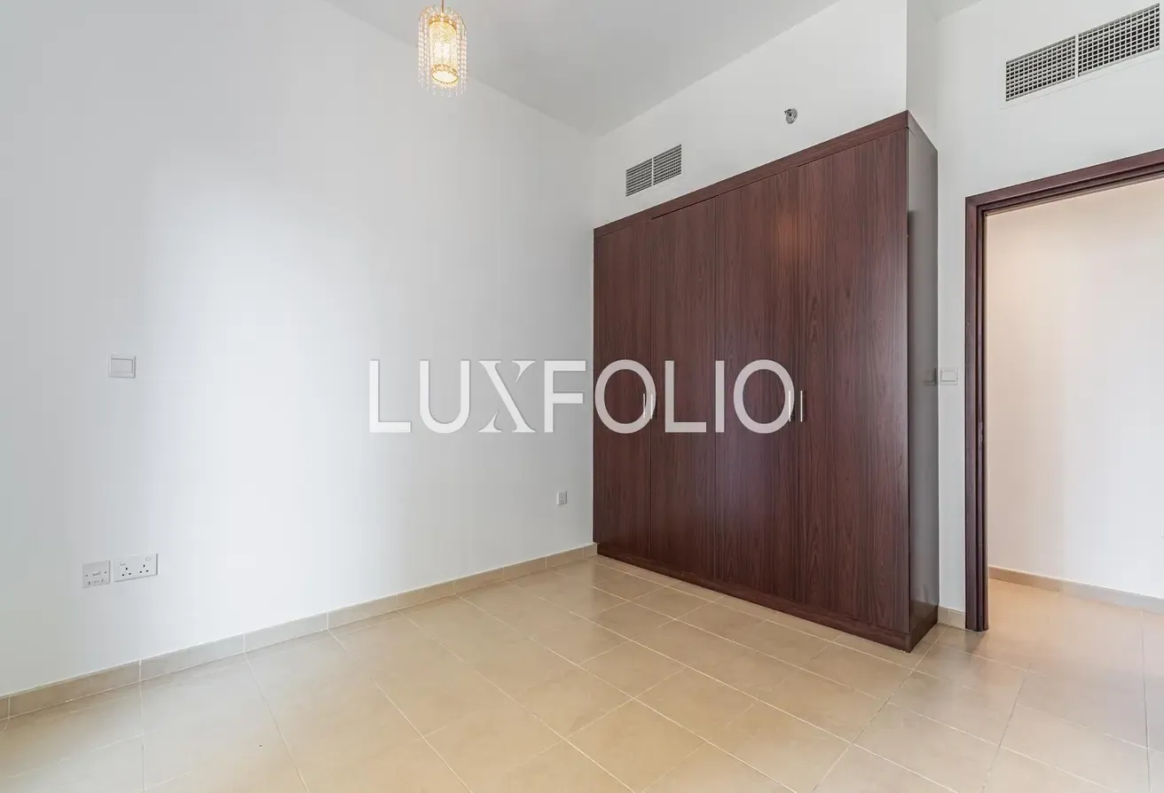 Well-Maintained Unfurnished Apartment on Mid Floor – Family Ideal