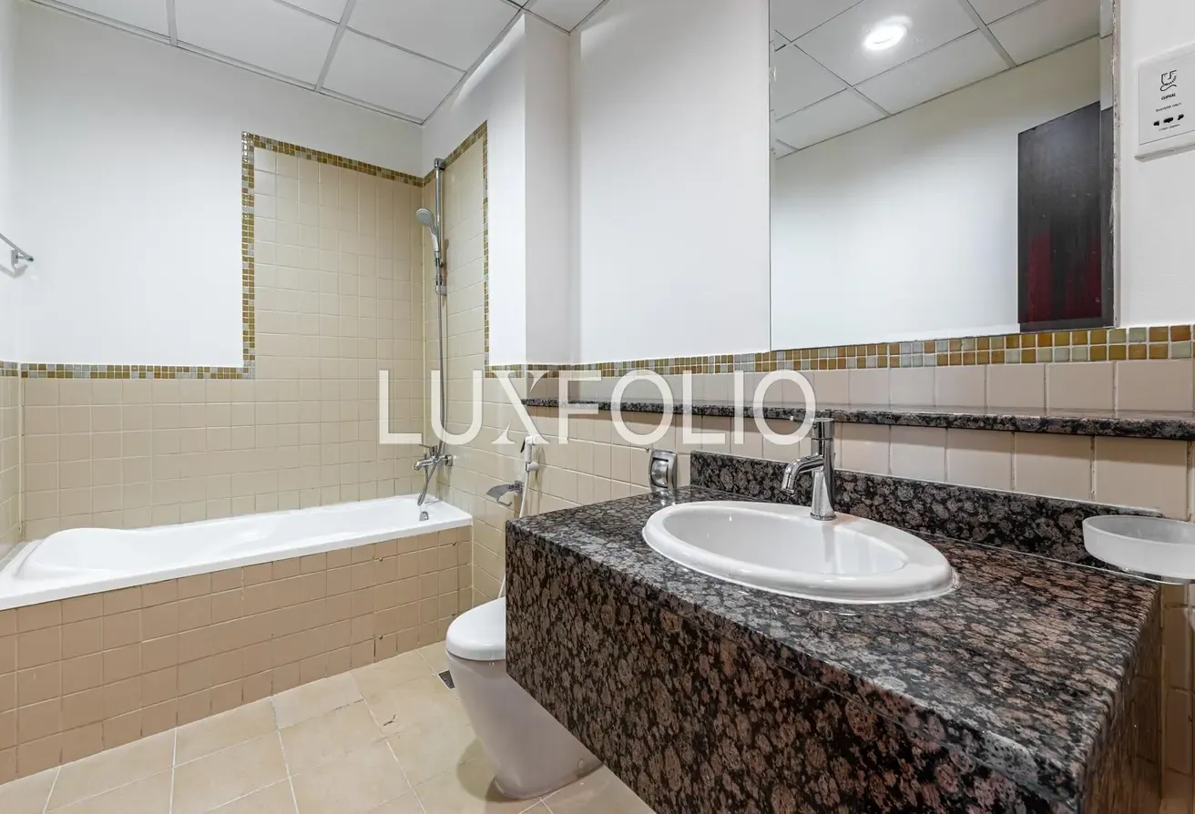 Well-Maintained Unfurnished Apartment on Mid Floor – Family Ideal