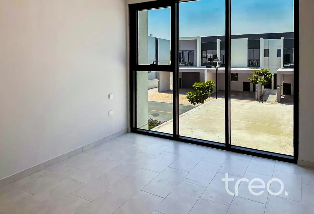 Big plot | Close to pool | Vacant Soon