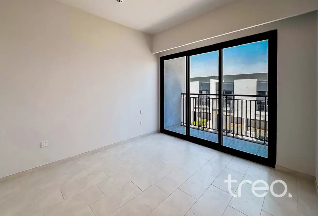 Big plot | Close to pool | Vacant Soon