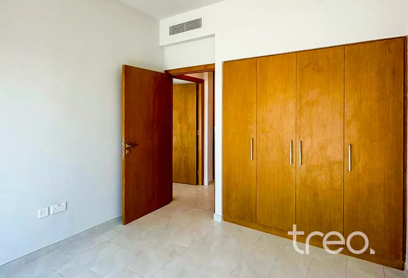 Big plot | Close to pool | Vacant Soon