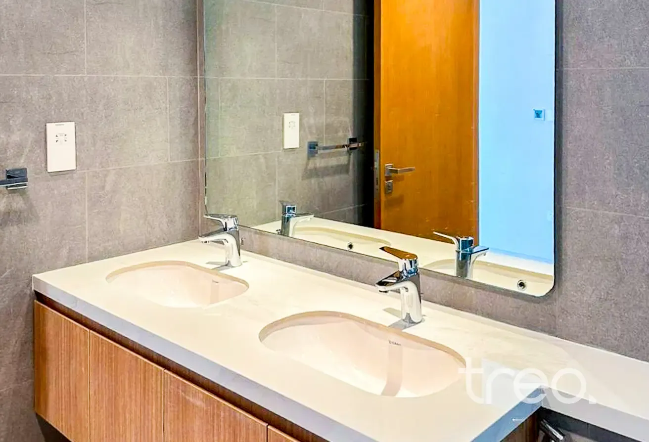 Big plot | Close to pool | Vacant Soon
