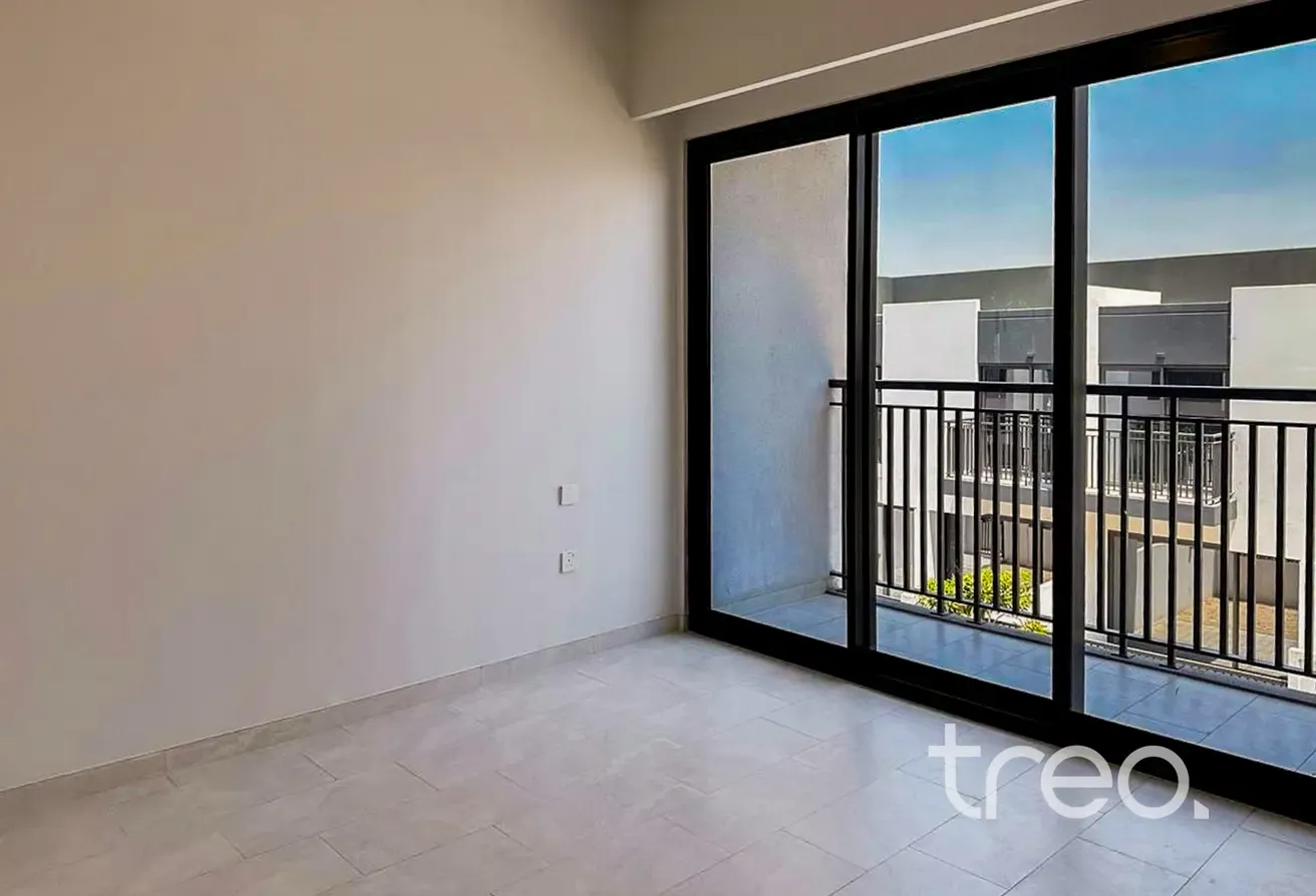 Big plot | Close to pool | Vacant Soon