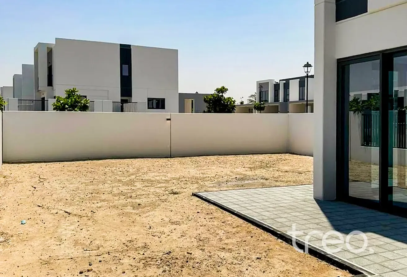 Big plot | Close to pool | Vacant Soon