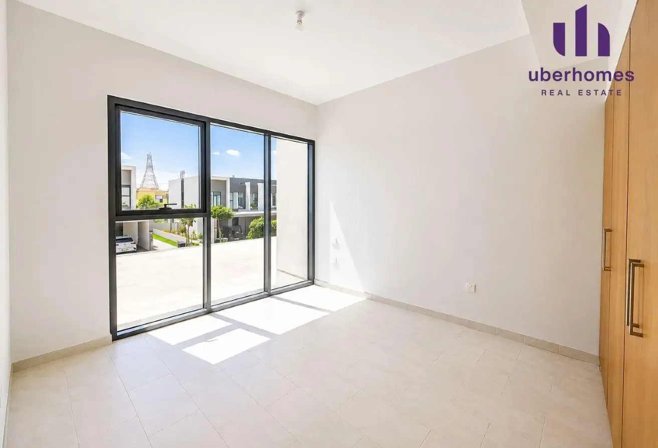 Single Row | Corner Unit | Vacant