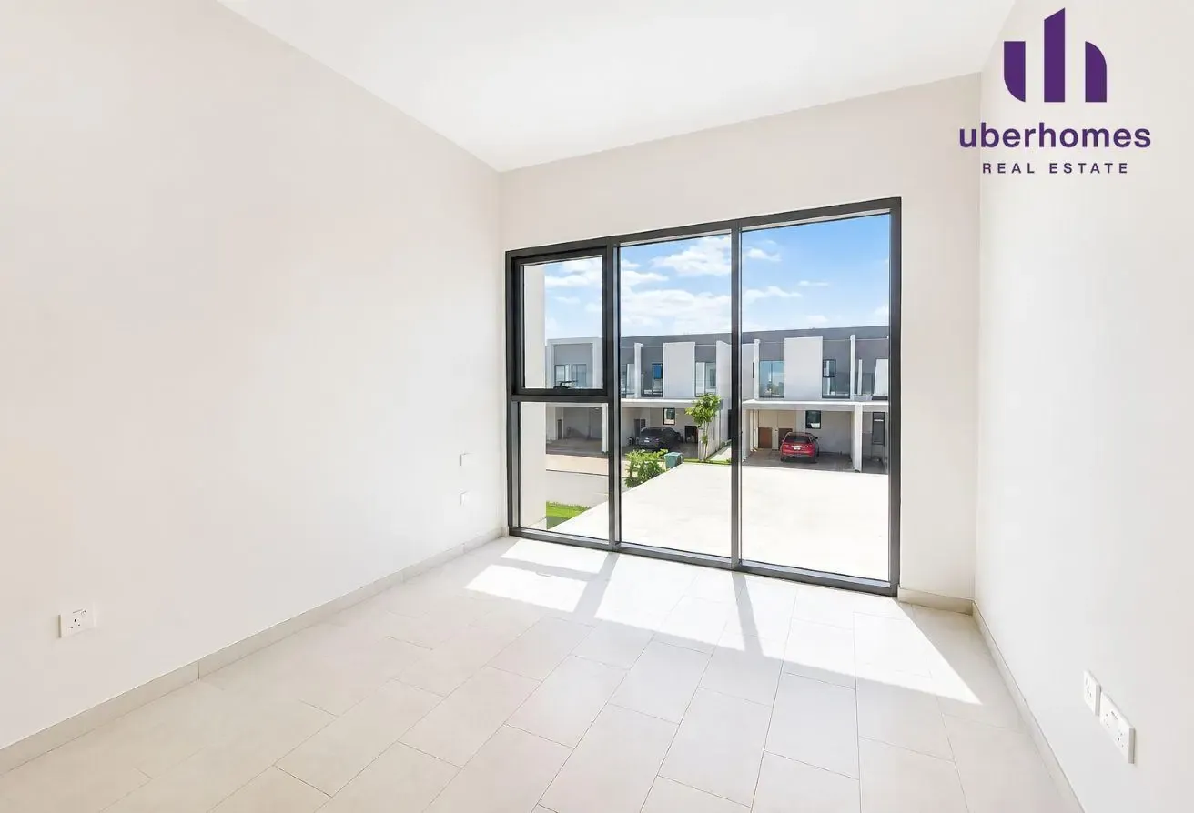 Single Row | Corner Unit | Vacant