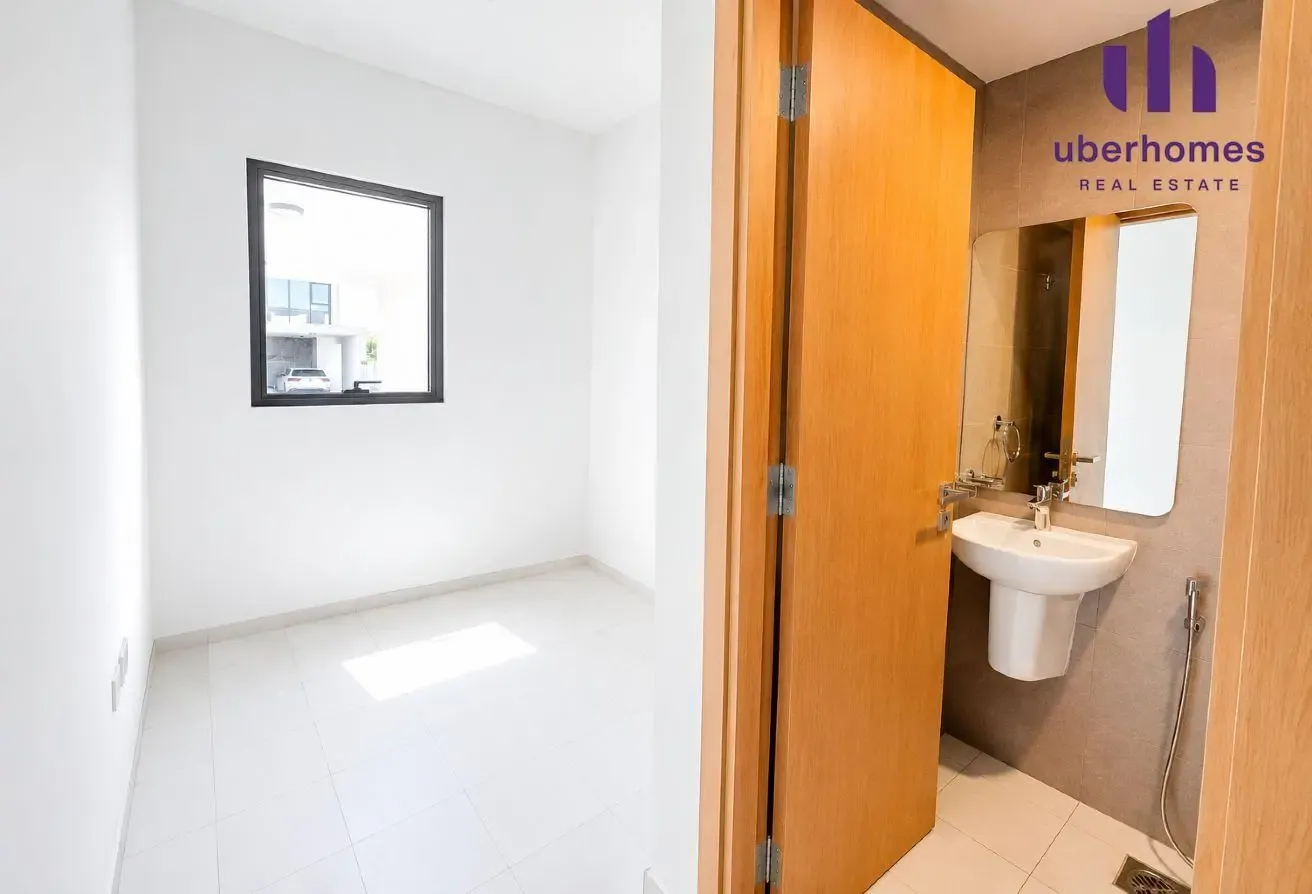 Single Row | Corner Unit | Vacant