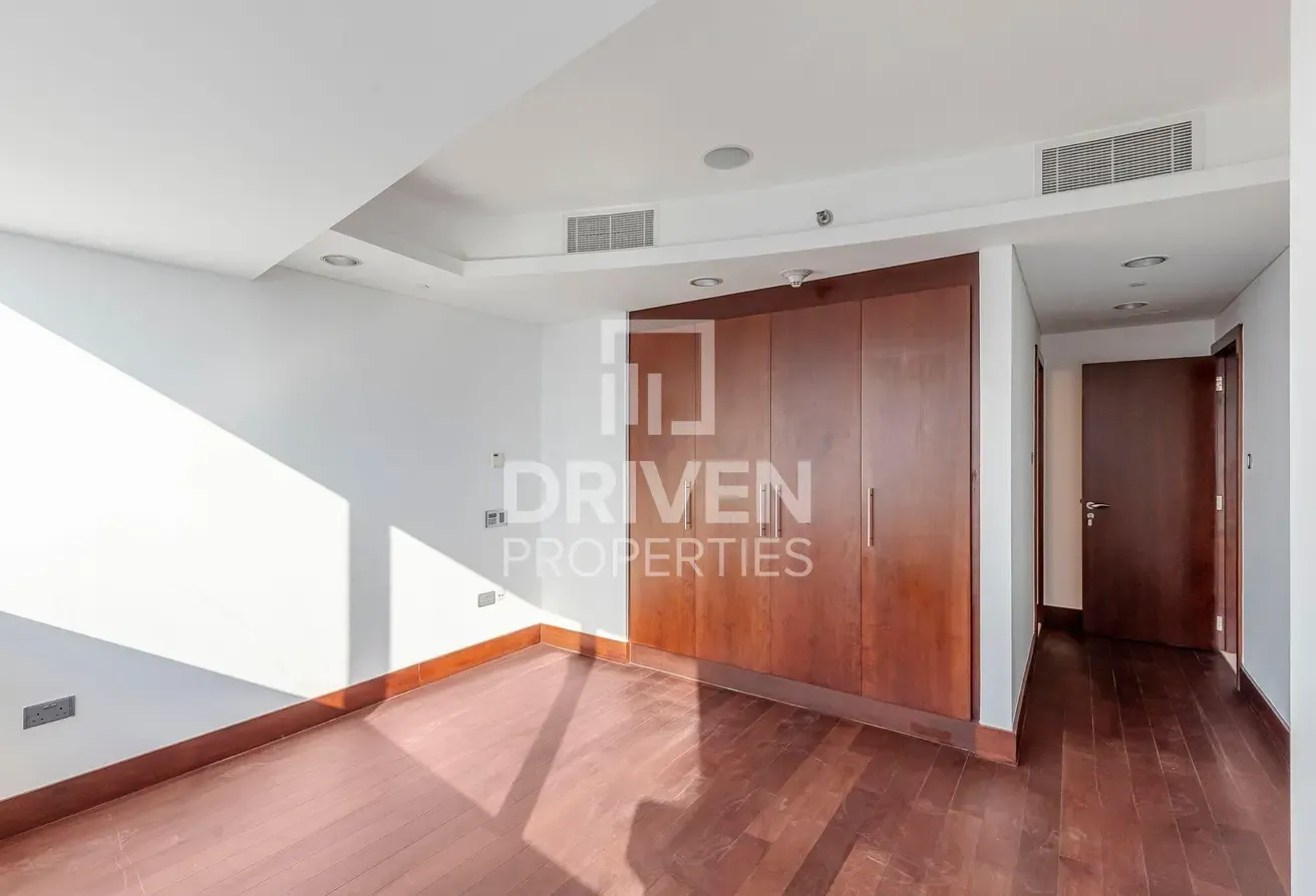 Elegant Unit | Exceptional Residence | Vacant