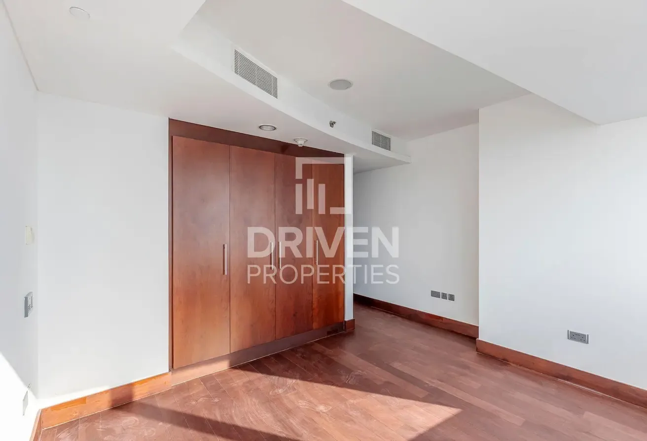 Elegant Unit | Exceptional Residence | Vacant