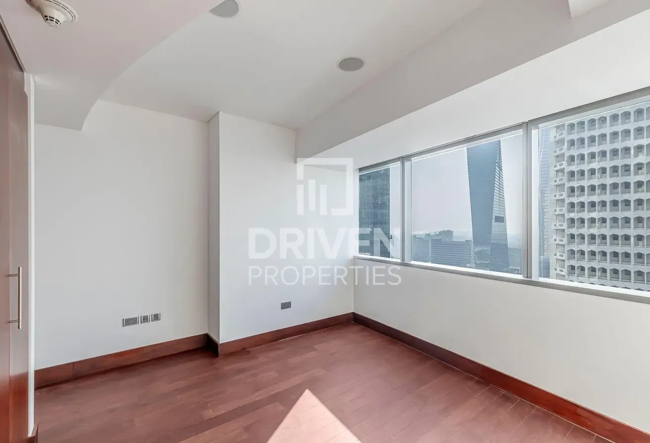 Elegant Unit | Exceptional Residence | Vacant