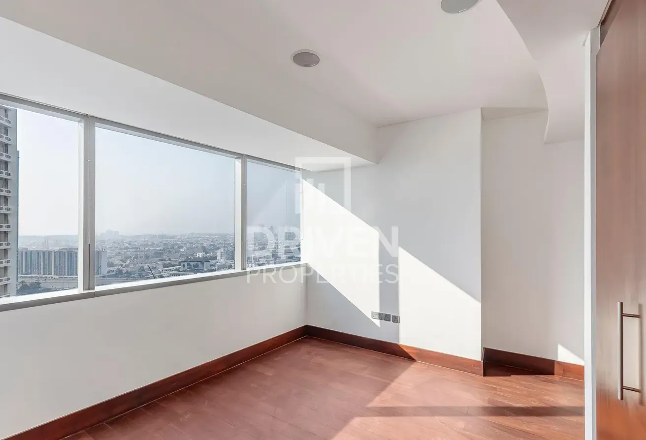 Elegant Unit | Exceptional Residence | Vacant