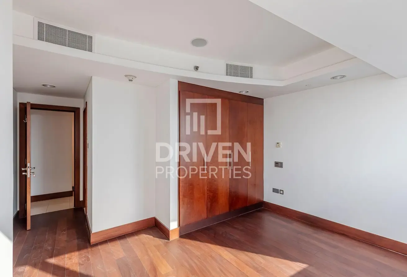 Elegant Unit | Exceptional Residence | Vacant