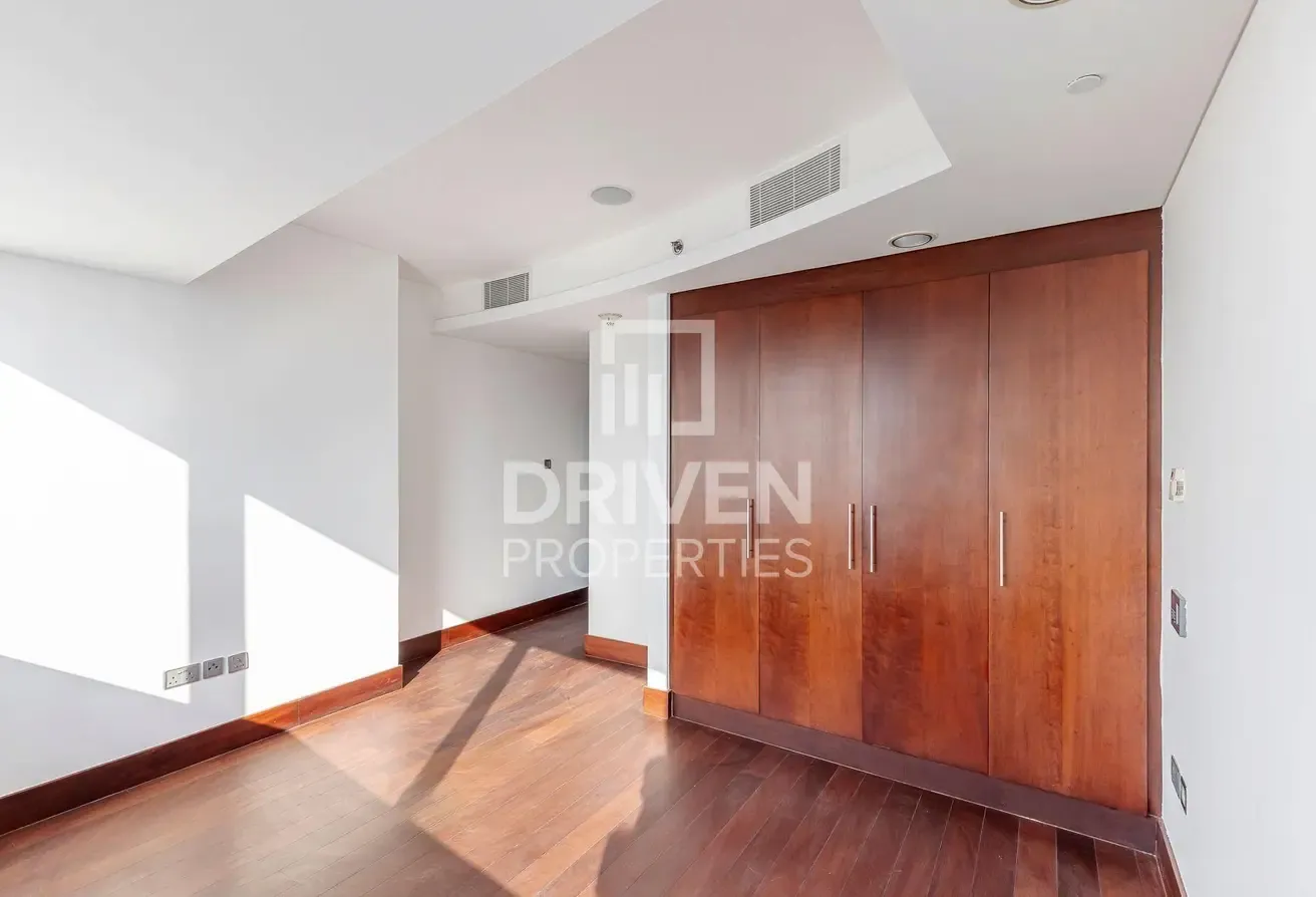 Elegant Unit | Exceptional Residence | Vacant