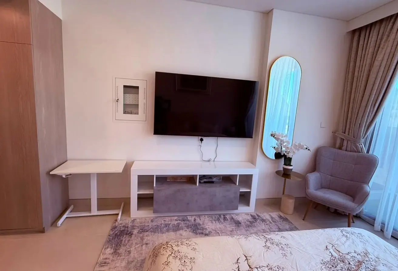 Fully furnished / High Floor / Brand new / Balcony