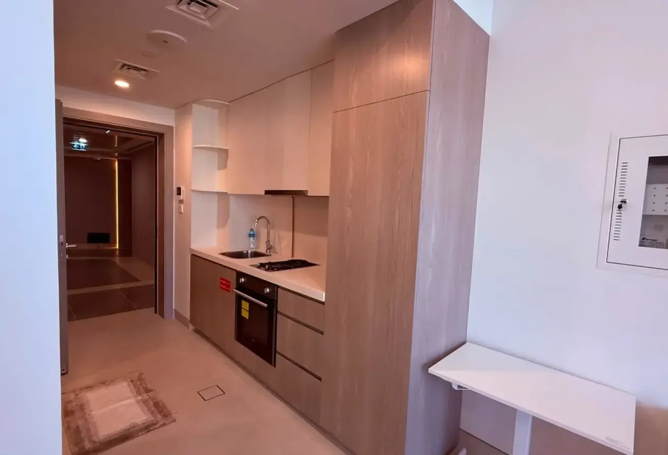 Fully furnished / High Floor / Brand new / Balcony