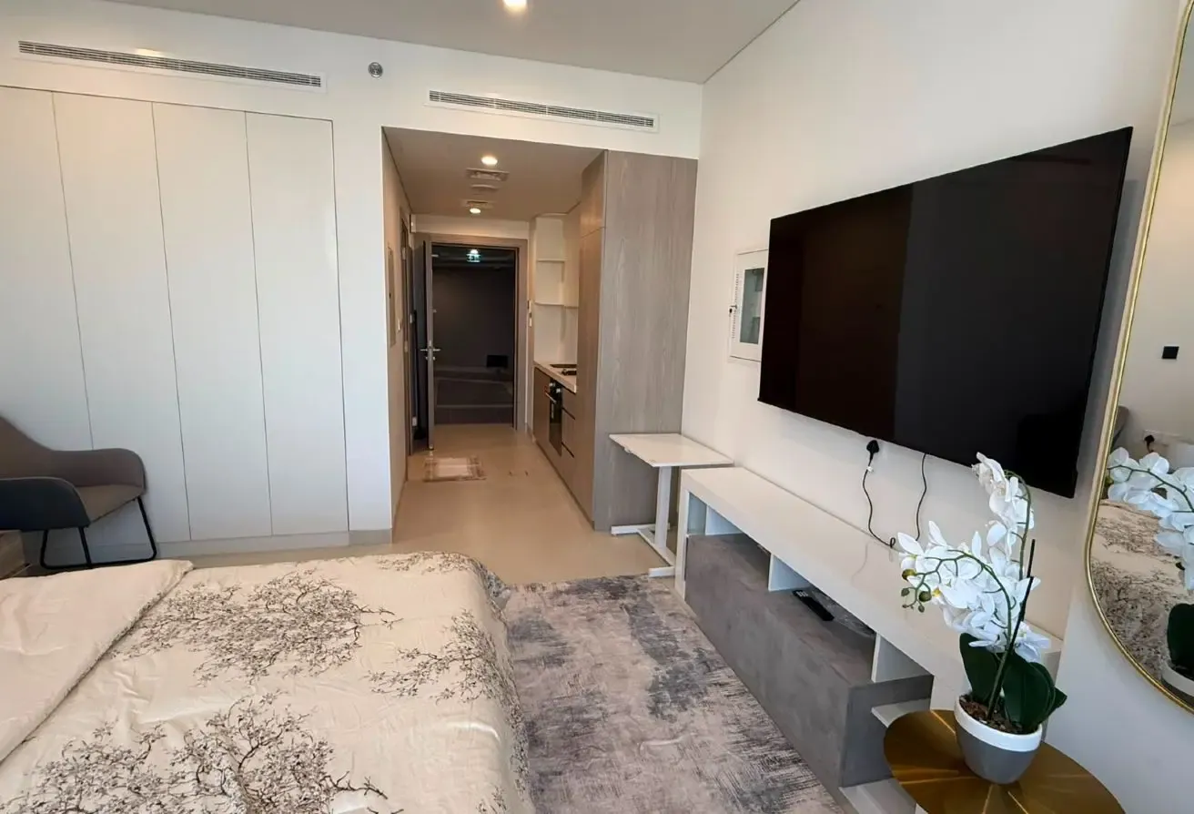 Fully furnished / High Floor / Brand new / Balcony