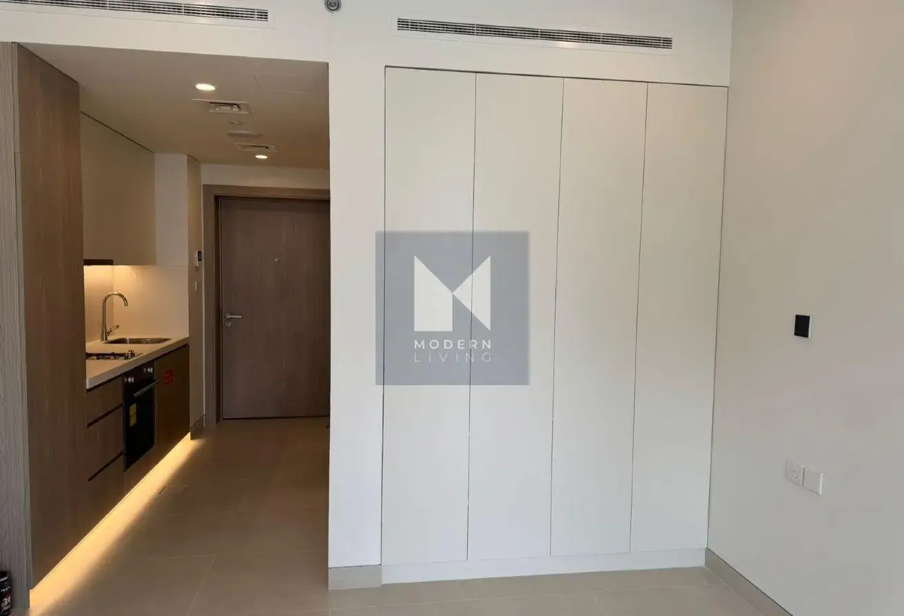 Smart Layout Studio | Vacant | Brand New
