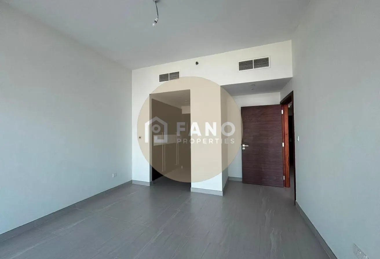 Ready to Move - Near Max Metro - Spacious