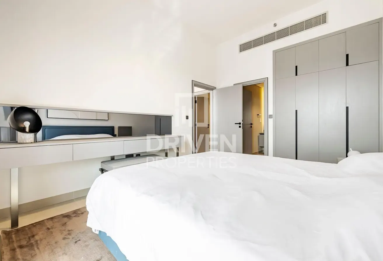 Corner unit | Fully Furnished | Vibrant Location