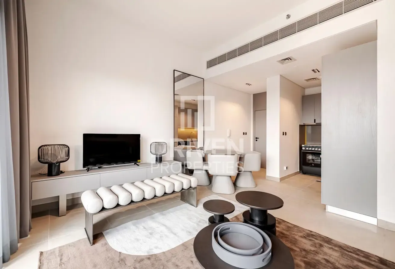 Corner unit | Fully Furnished | Vibrant Location