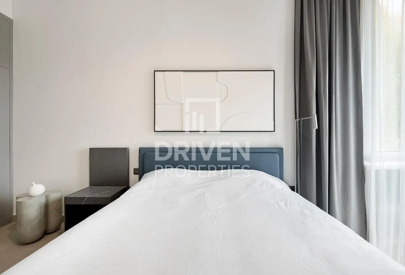 Corner unit | Fully Furnished | Vibrant Location
