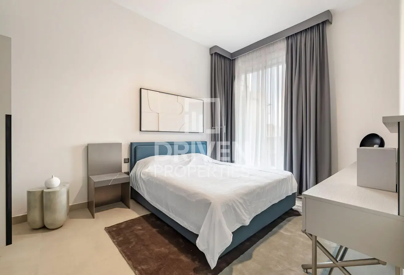 Corner unit | Fully Furnished | Vibrant Location
