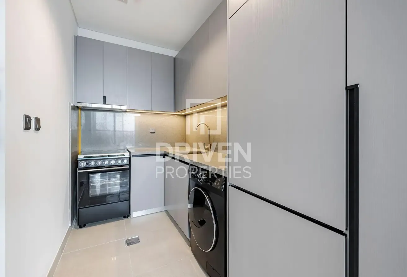 Corner unit | Fully Furnished | Vibrant Location