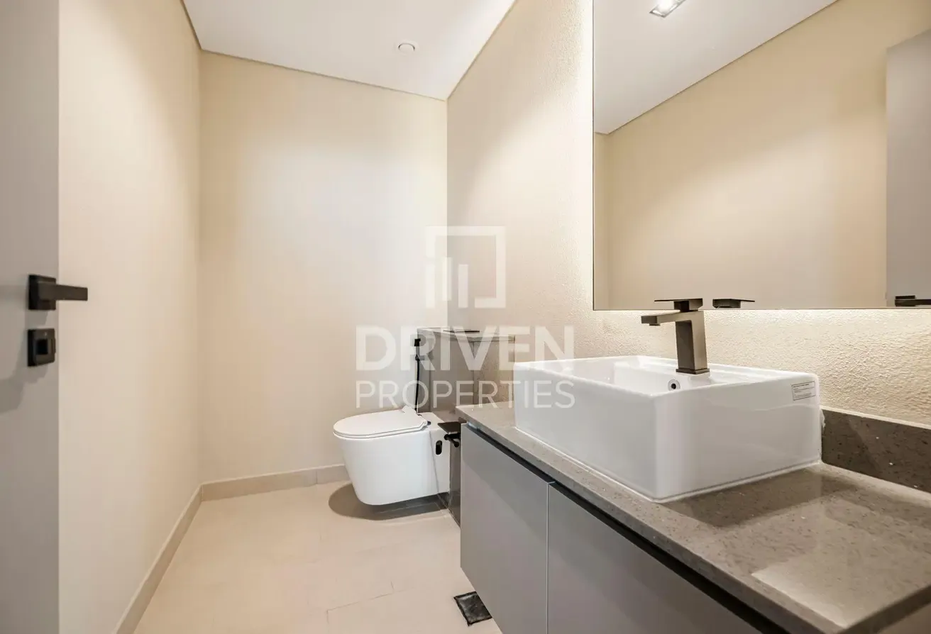 Corner unit | Fully Furnished | Vibrant Location