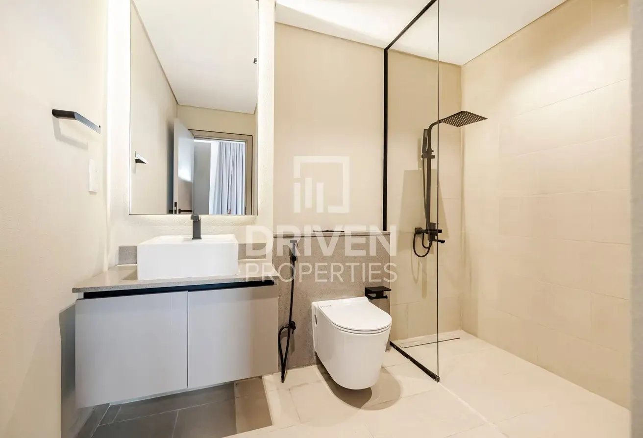 Corner unit | Fully Furnished | Vibrant Location