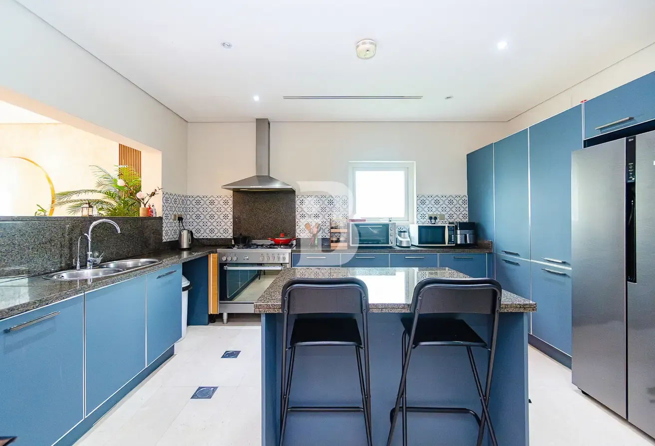 Single Row | Corner | Upgraded and furnished
