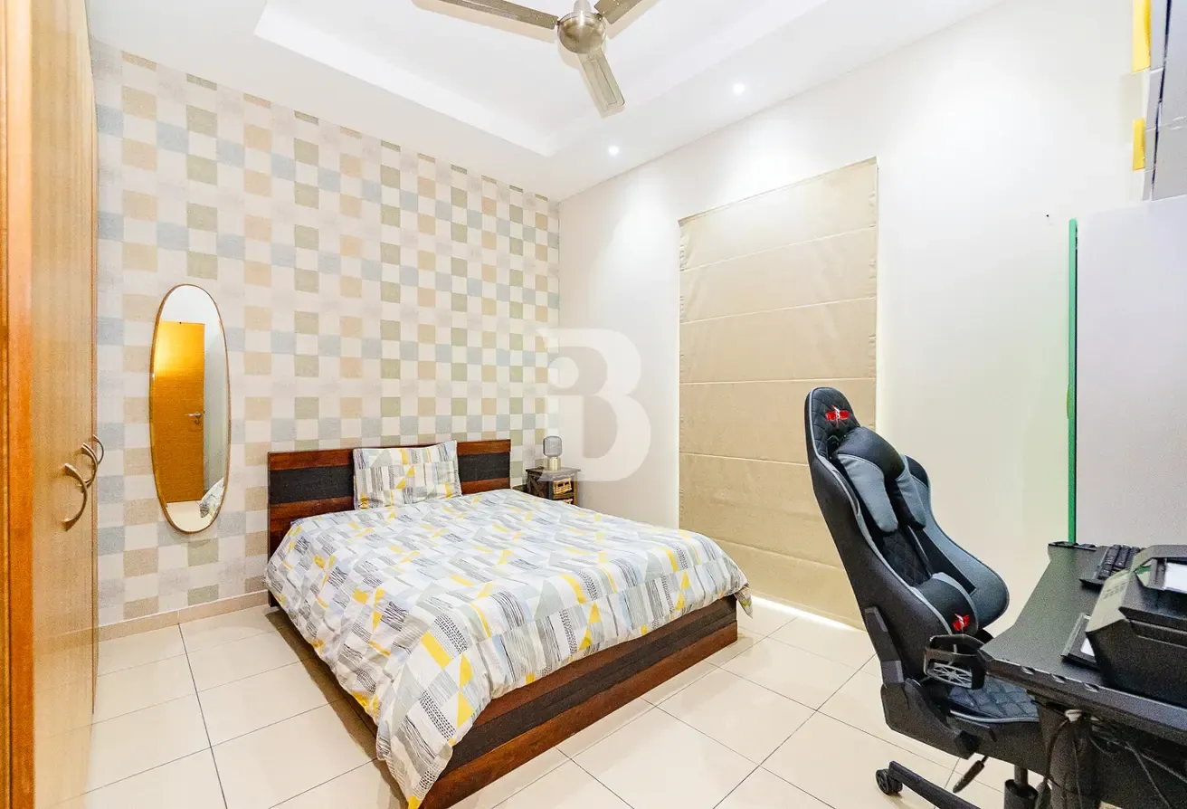 Single Row | Corner | Upgraded and furnished