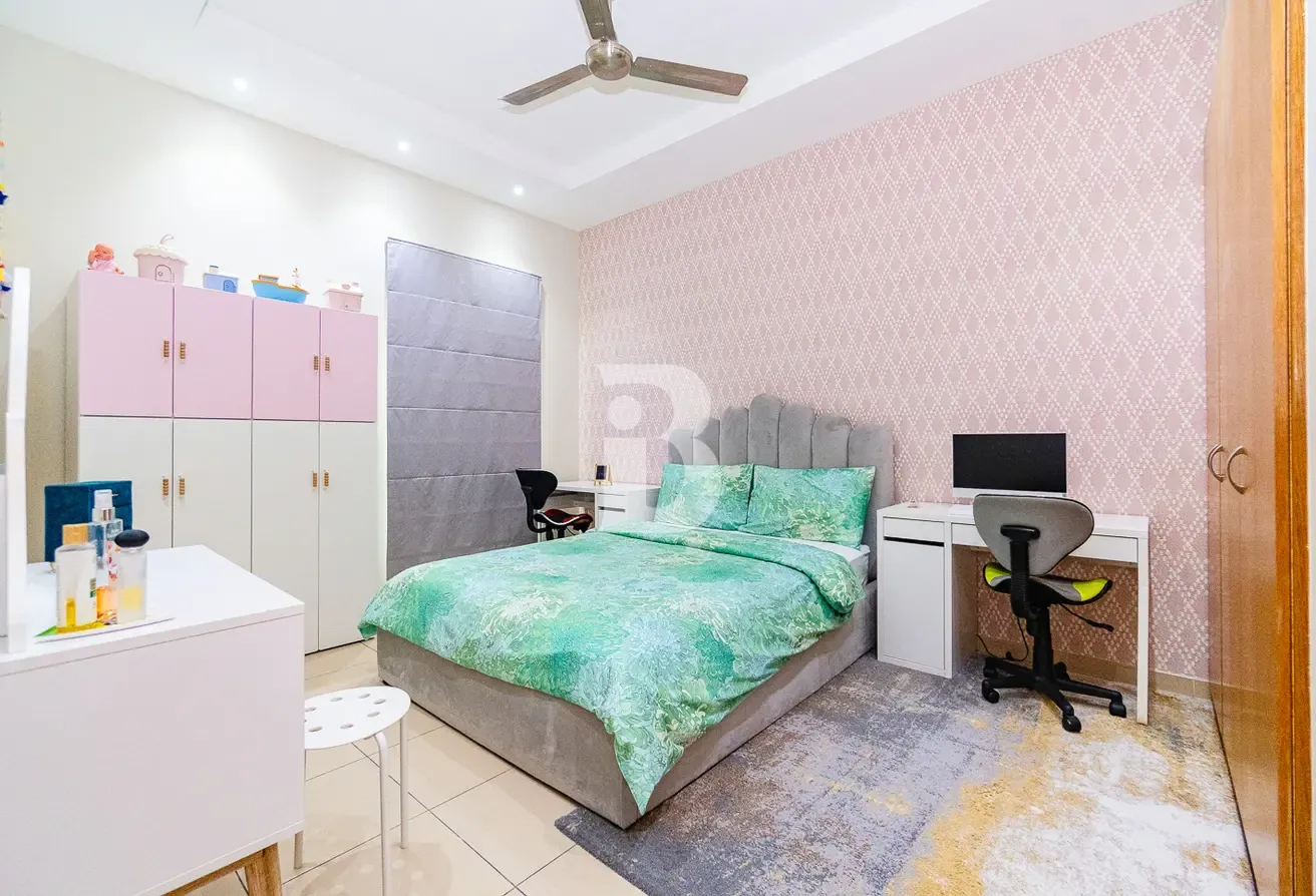 Single Row | Corner | Upgraded and furnished