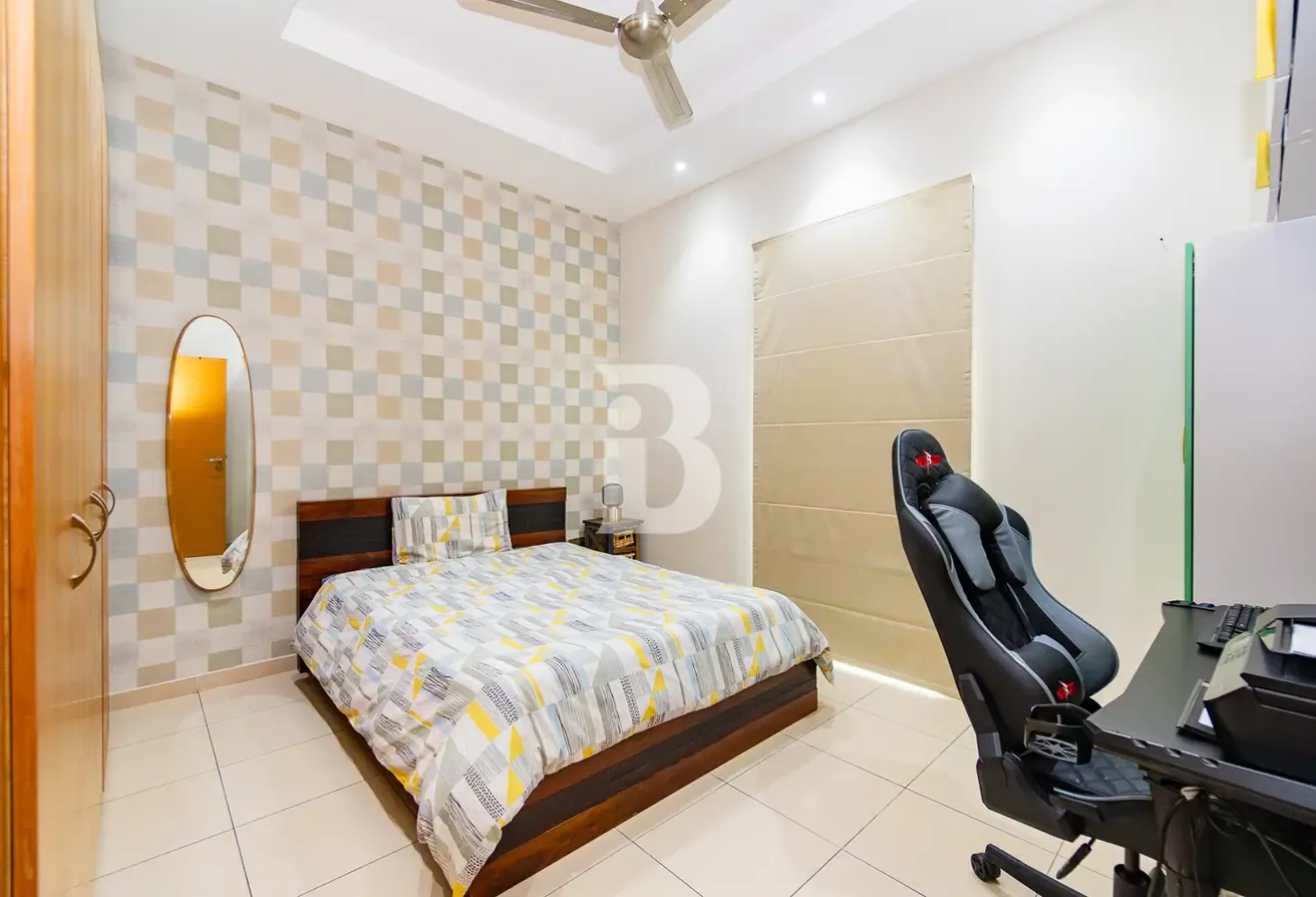 Single Row | Corner | Upgraded and furnished