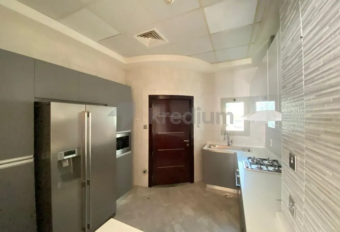 Close to School | High-end Finishes | Bright Unit