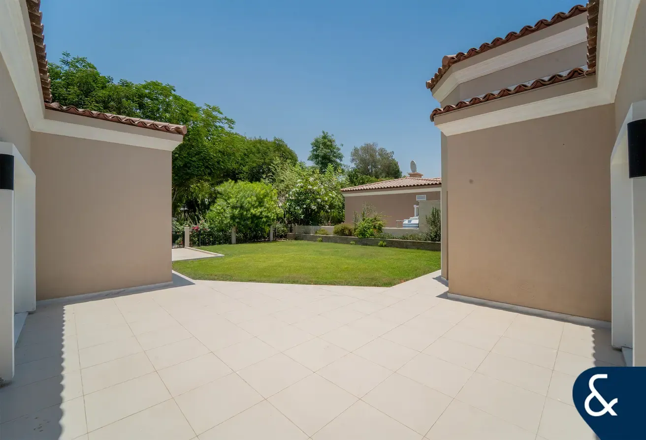 Corner Plot | Quiet Spot | Immaculate