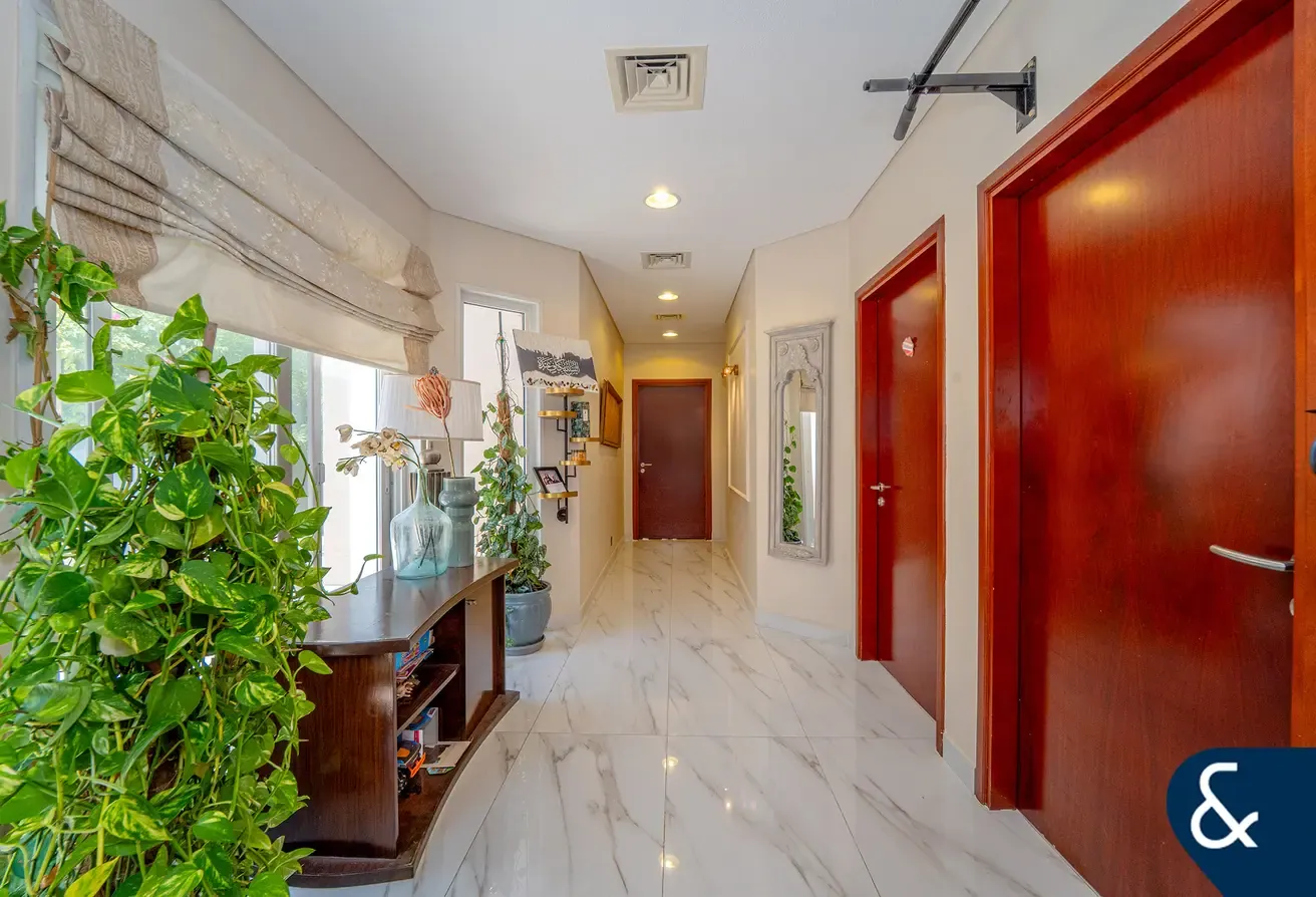 Corner Plot | Quiet Spot | Immaculate