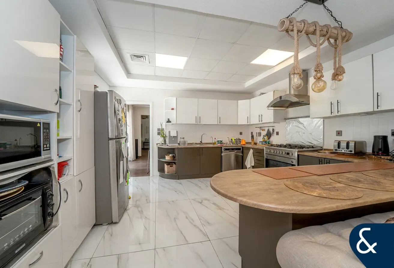 Corner Plot | Quiet Spot | Immaculate