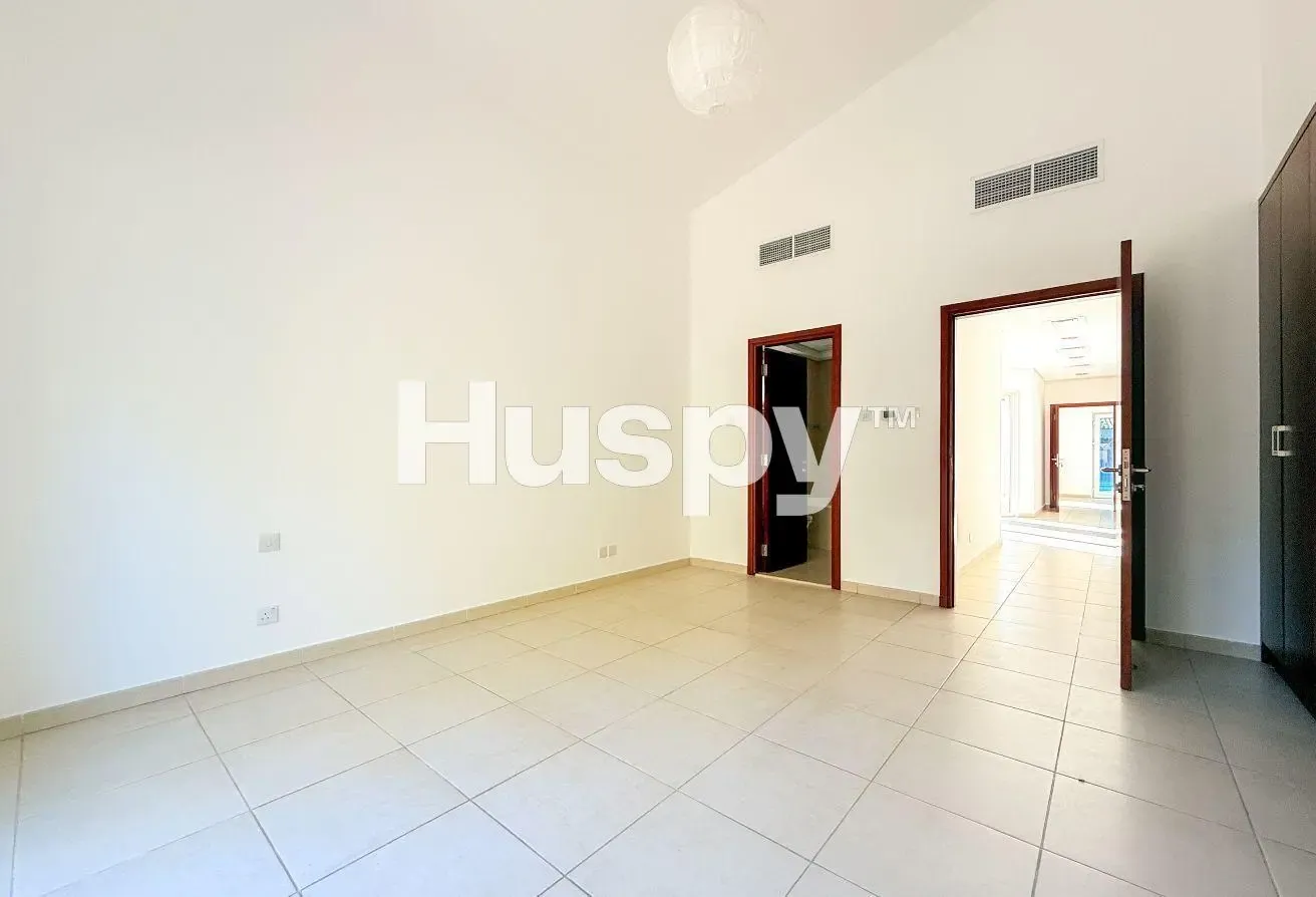 Vacant | Spacious Plot | Corner Unit
