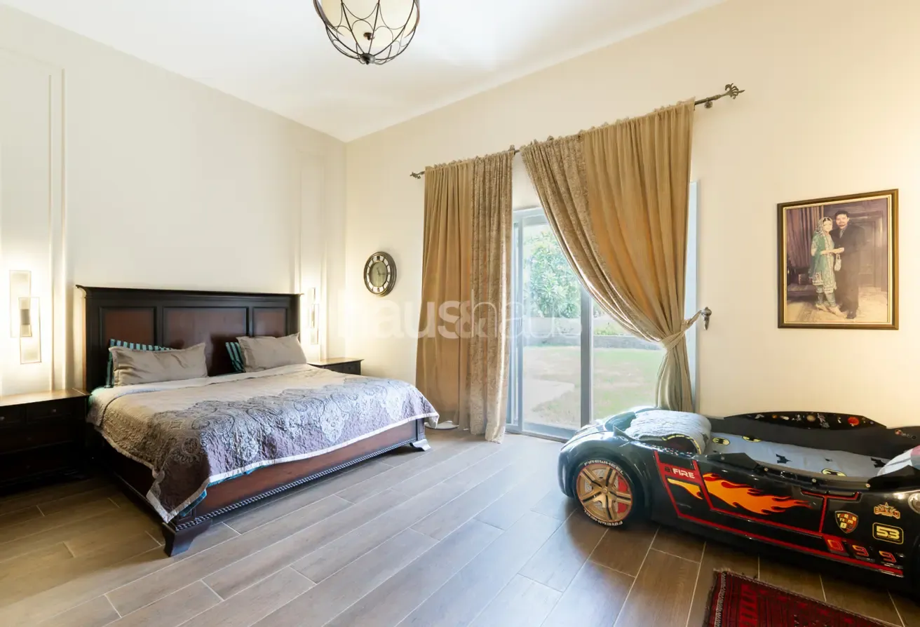 Large Corner Plot | Cul De Sac Location