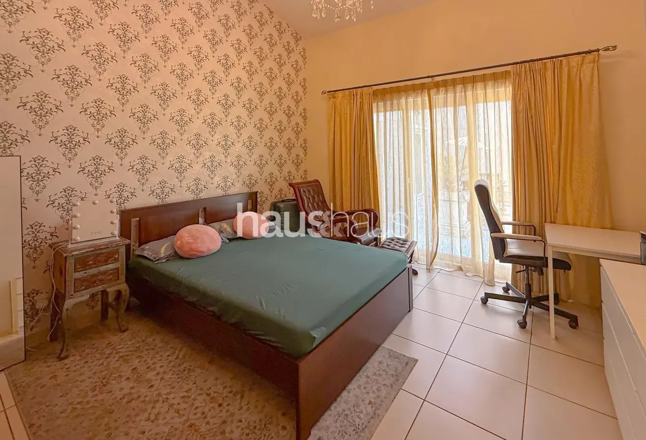Vastu Bungalow | Expansive 11,298 sq.ft Plot | VOT