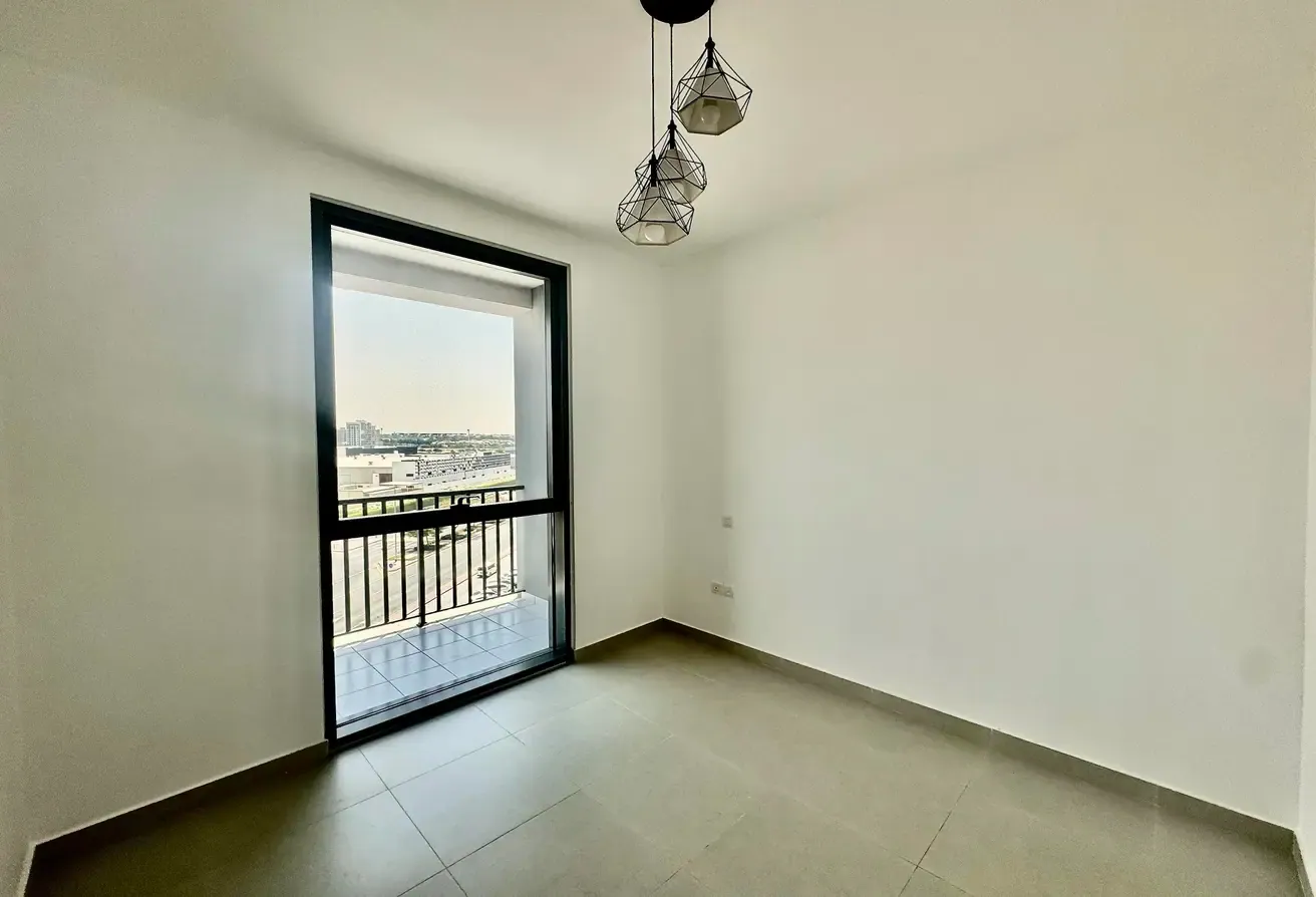 Retail Street View | Open Kitchen | Mid Floor
