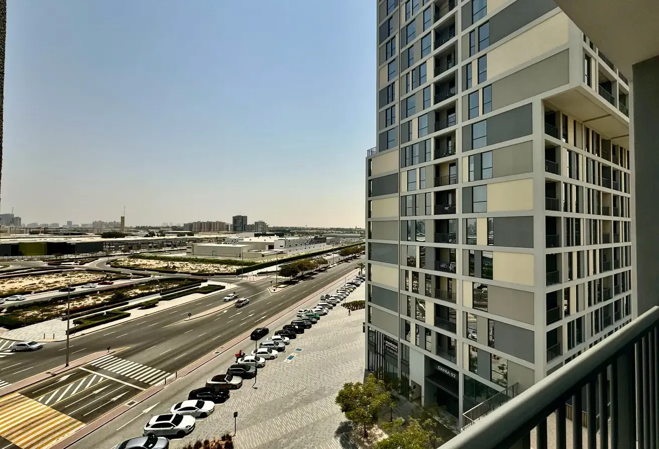 Retail Street View | Open Kitchen | Mid Floor