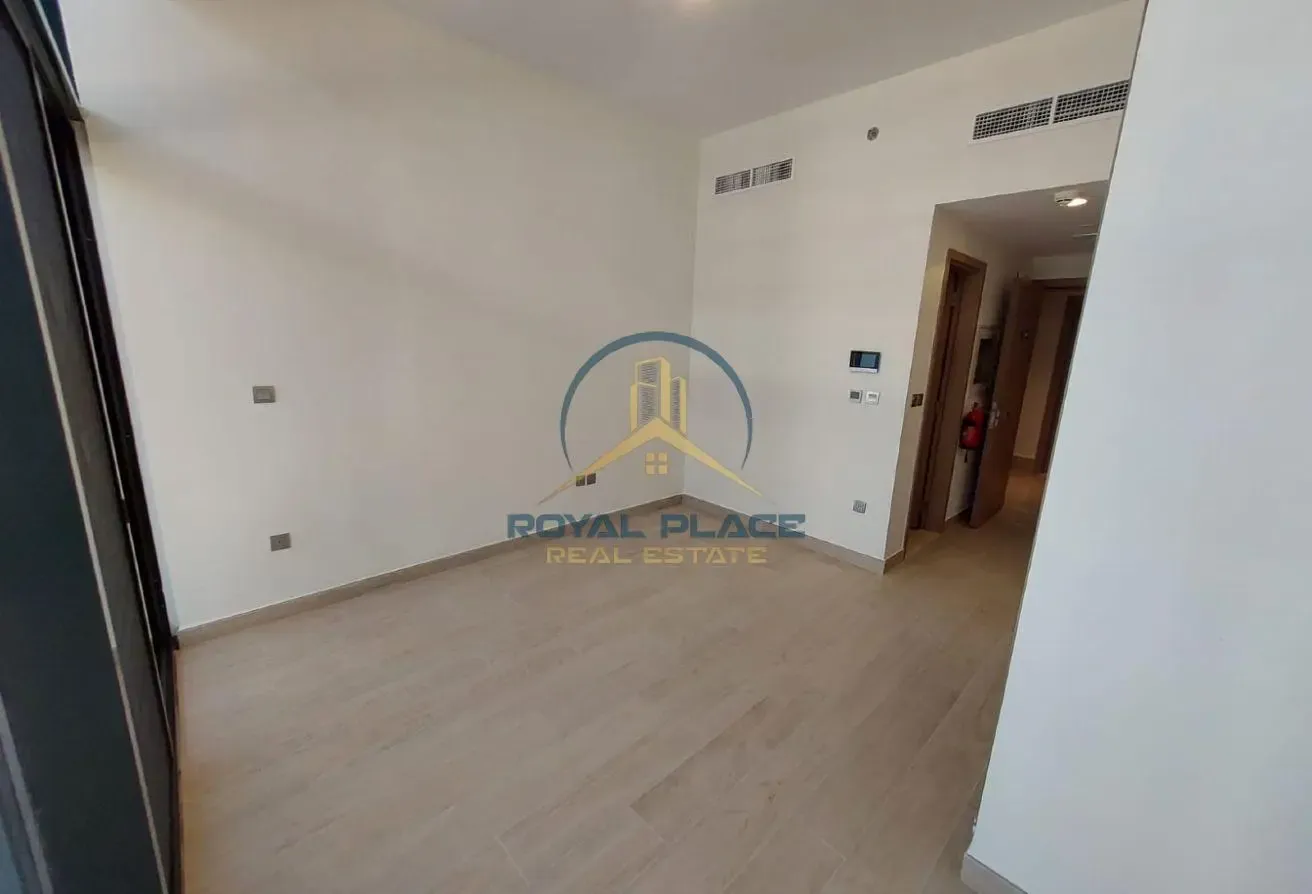 UNFURNISHED STUDIO | SPACIOUS | HIGH FLOOR