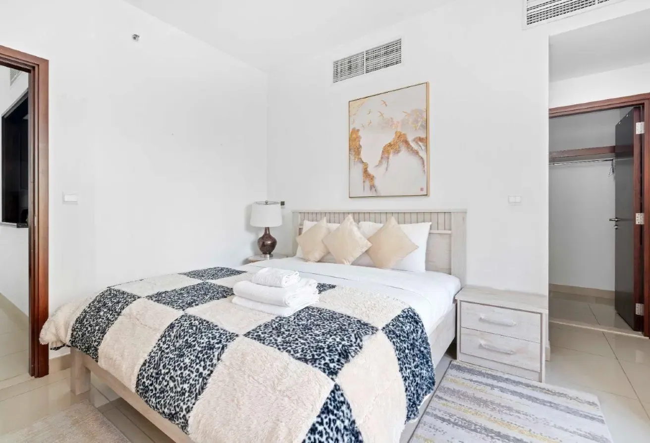 Charming 1BHK |Pool View |Furnished |Available Now