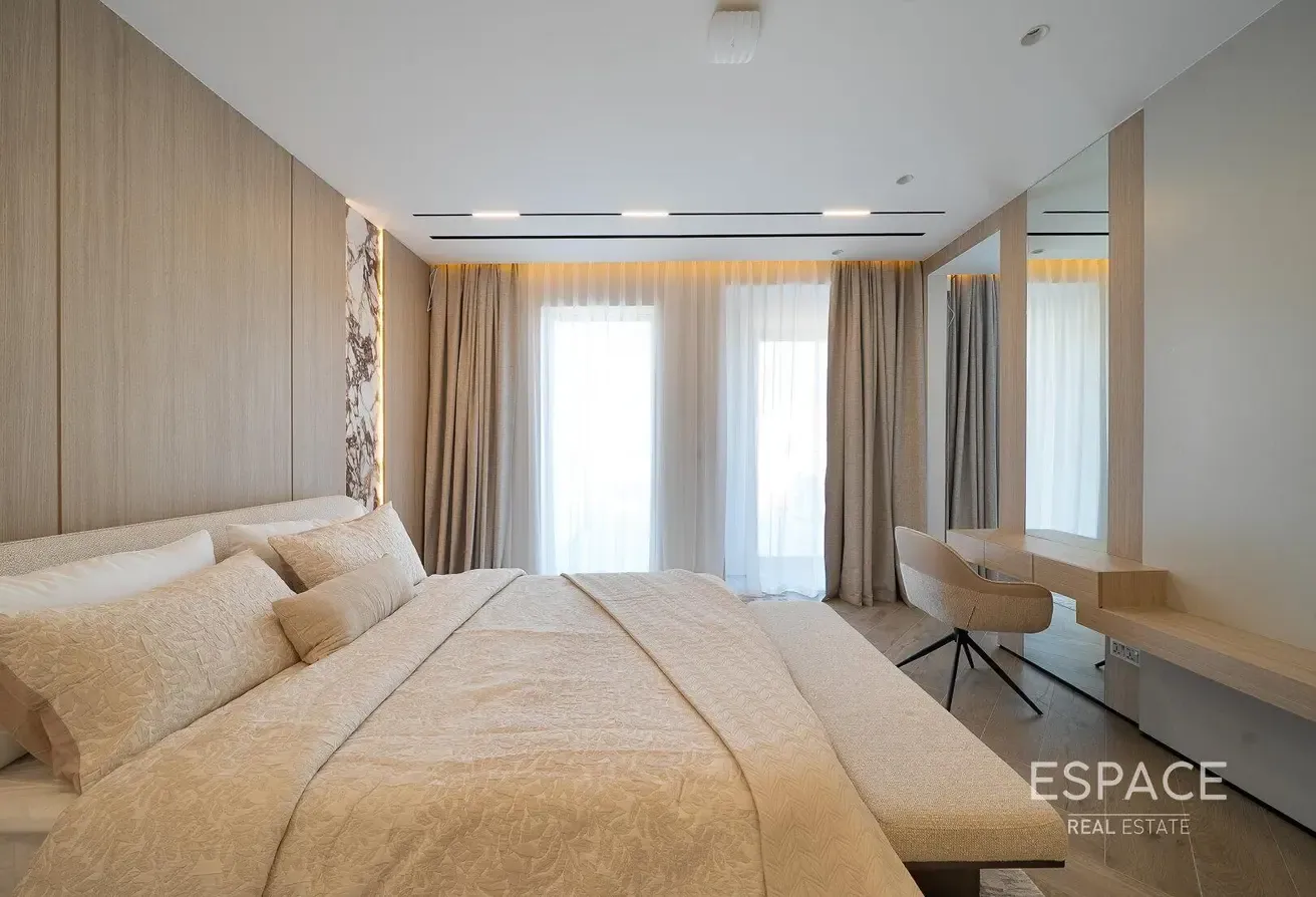 Upgraded 4 BR Rotunda | Skyline Views