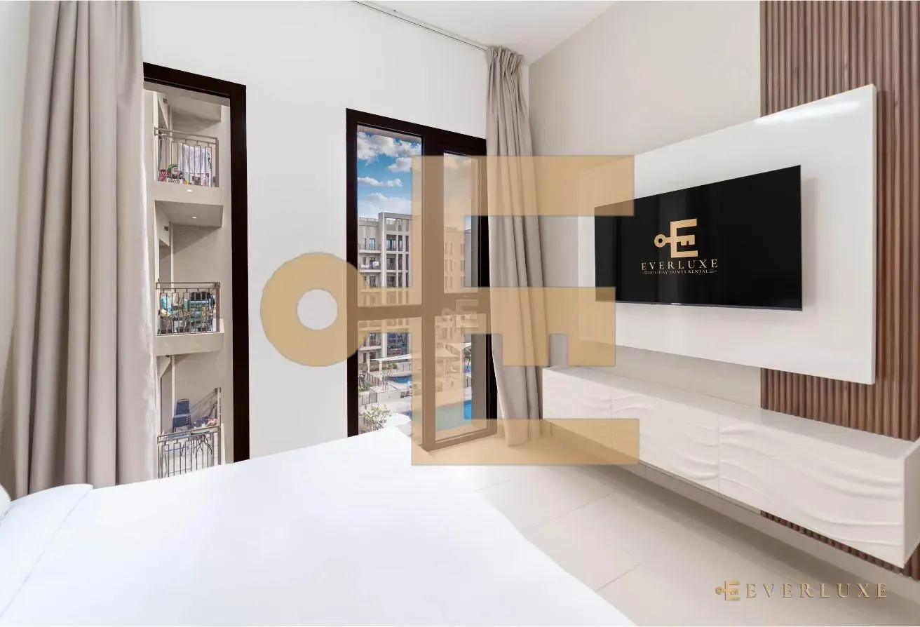 Contemporary Studio | Bright 5th Floor Living