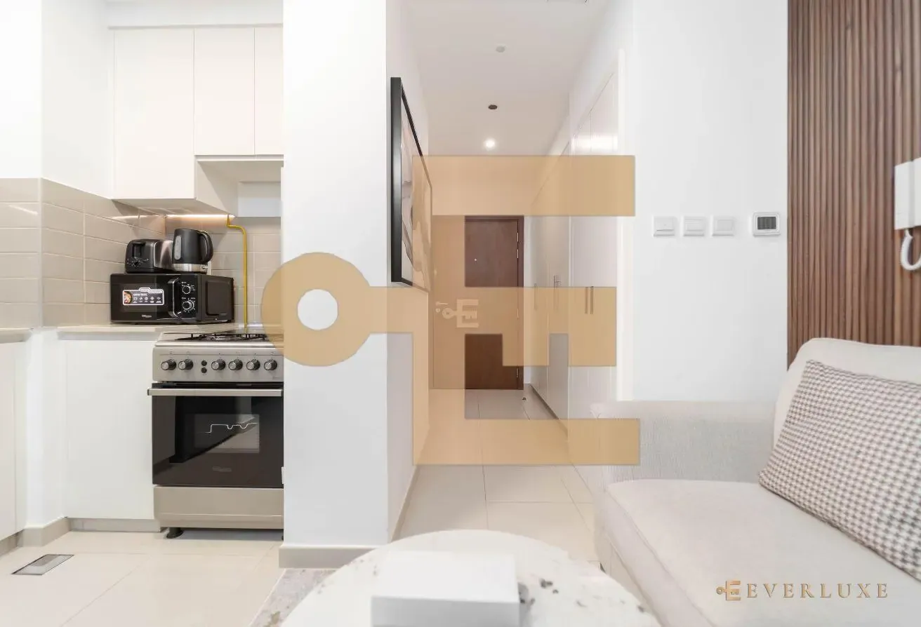 Contemporary Studio | Bright 5th Floor Living