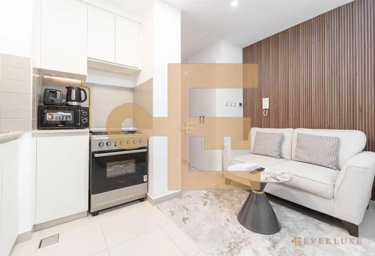 Contemporary Studio | Bright 5th Floor Living