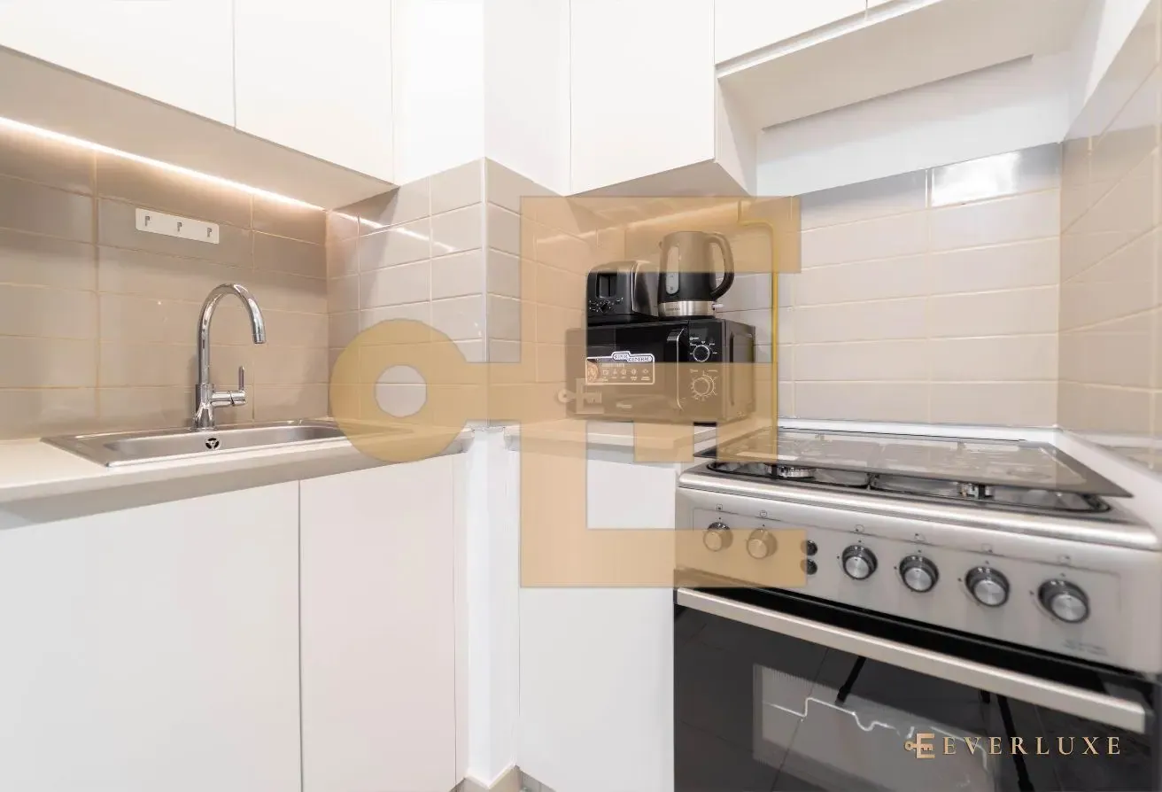 Contemporary Studio | Bright 5th Floor Living
