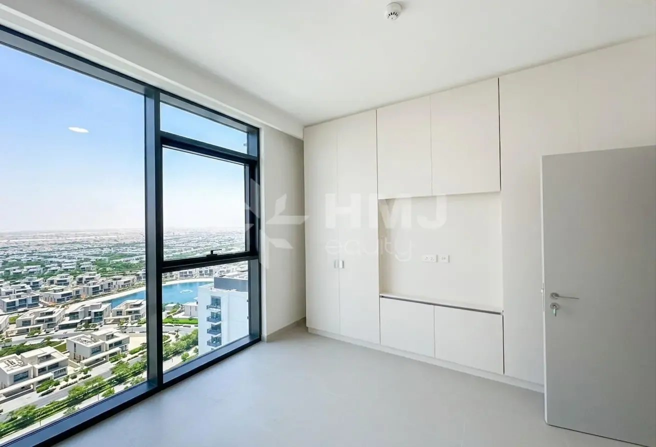 Modern | Pool & Villa View | Vacant | Pet Allowed